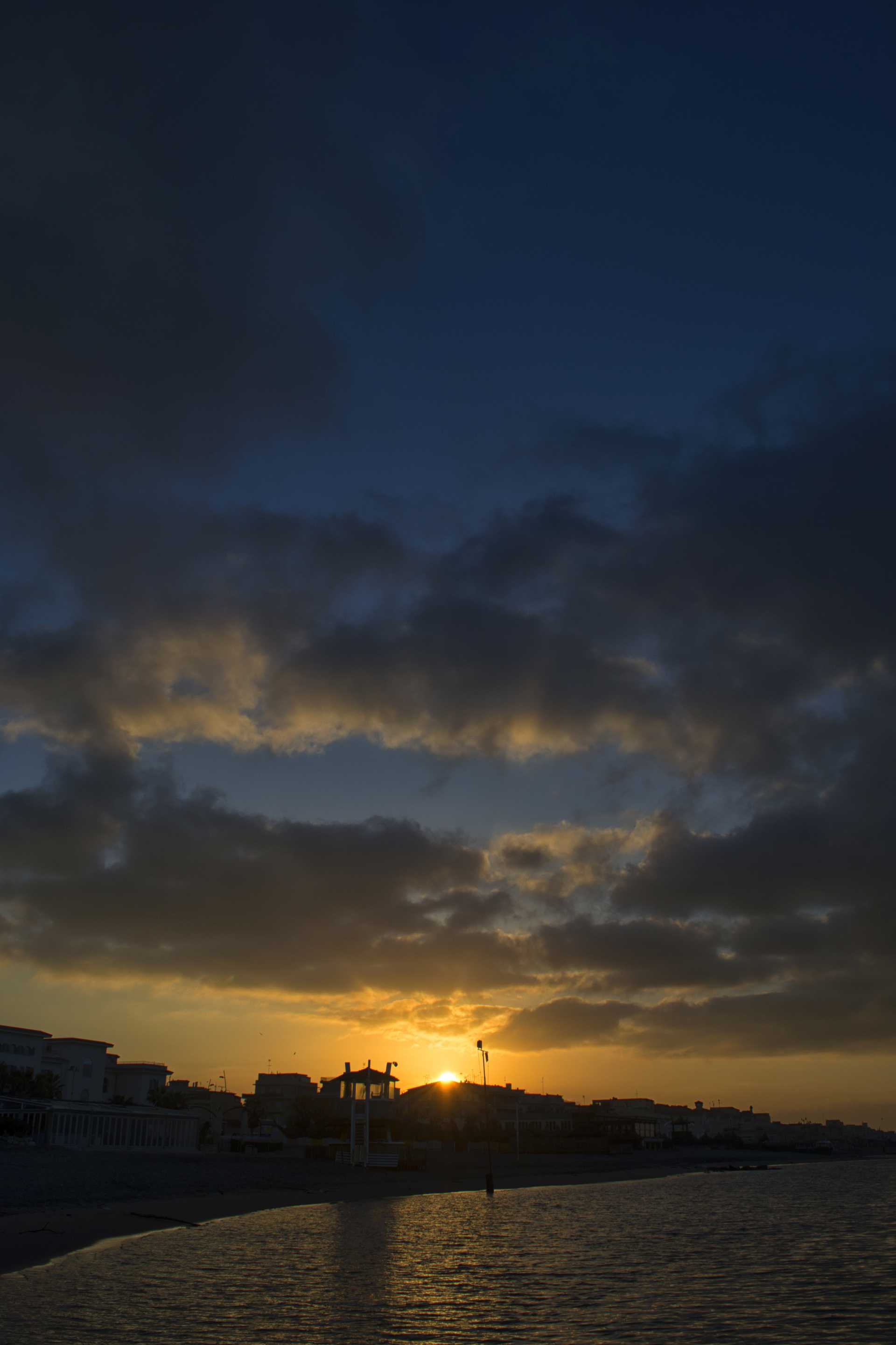 Perch ad Ostia si vede l''alba sul mare?